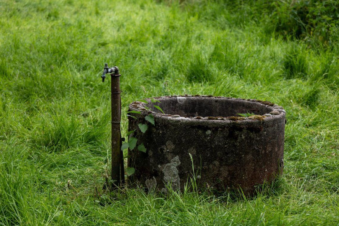Puits en béton dans un jardin avec pompe immergée en panne